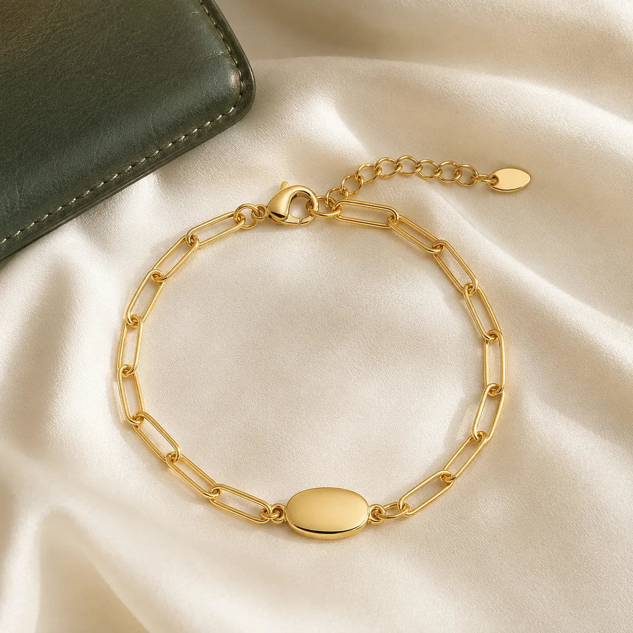 An understated accent for every day
